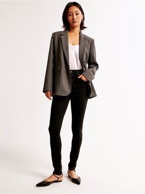 High Rise Super Skinny - Short Abercrombie Jean in Black